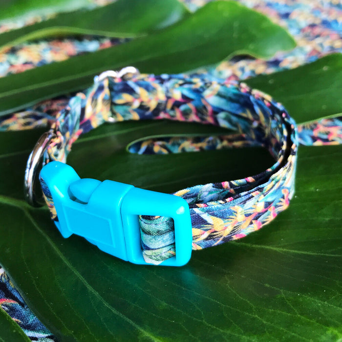 Heliconia Hawaiian Collar with Turquoise Plastic Buckle